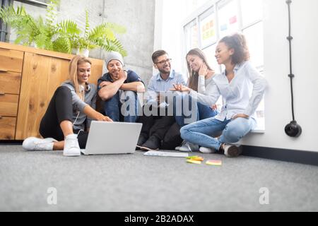 Junge Geschäftsleute treffen im und gemeinsam einen neuen Anlauf. Stockfoto
