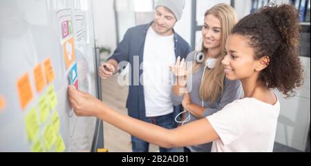 Designer, die die Entwicklung von UX-Anwendungen auf der Website zeichnen. Konzept der Benutzererfahrung. Stockfoto