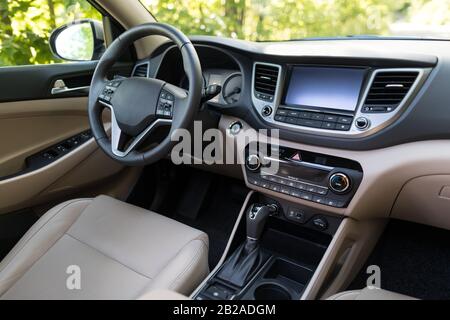 Innenraum des Luxuswagens - Lenkrad, Schalthebel und Armaturenbrett. Stockfoto