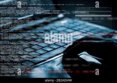Hacker mit Laptop. Es gibt viele Ziffern auf dem Computerbildschirm. Stockfoto