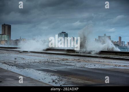 Wellen, die auf das Malecon, Havanna, Kuba, stürzen Stockfoto