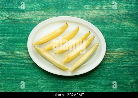 Frische süße Melone auf dem Holztisch, selektiver Fokus. Stockfoto