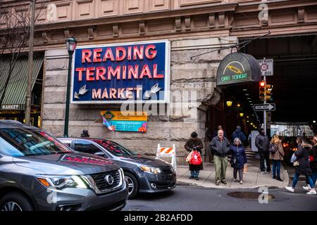 Philadelphia, PA/USA-29. Februar 2020: Gönner kaufen am Reading Terminal Market ein, einem geschlossenen öffentlichen Markt in Center City Philadelphia. Es ist offen Stockfoto