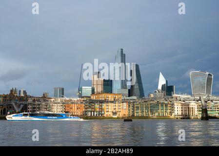 Blick auf das Finanzviertel der Stadt London auf die Themse in London (Stand 2020) Stockfoto