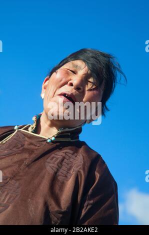 Mongolische Frau mittleren Alters im traditionellen Kostüm Stockfoto