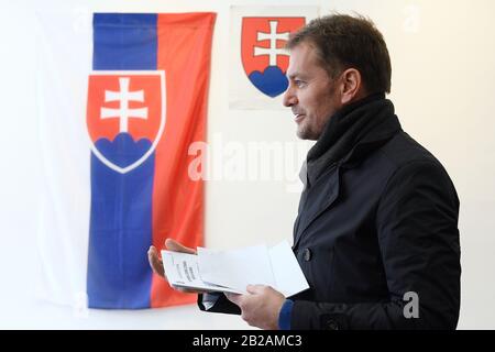 Trnava, Slowakei. Februar 2020. Igor Matovic, Vorsitzender des Einfachen Volkes und Unabhängiger Persönlichkeiten (Olano), kommt bei den slowakischen Parlamentswahlen am 29. Februar 2020 in Trnava, Slowakei, zur Wahl. Credit: Ondrej Deml/CTK Photo/Alamy Live News Stockfoto