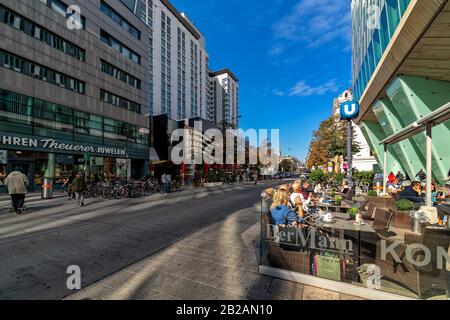 Die Leute sitzen im Café im Freien auf der Landstraber Hauptstraße im Landstraßenviertel in Wien, Österreich. Stockfoto