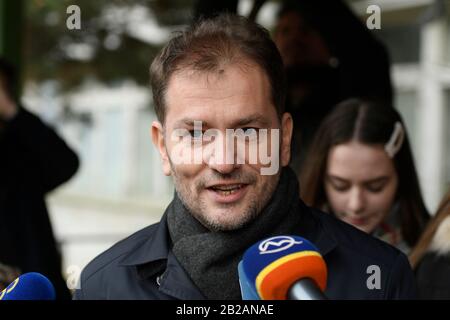 Trnava, Slowakei. Februar 2020. Igor Matovic, Vorsitzender des Einfachen Volkes und Unabhängiger Persönlichkeiten (Olano), spricht nach seiner Abstimmung bei den slowakischen Parlamentswahlen am 29. Februar 2020 in Trnava, Slowakei, vor Journalisten. Credit: Ondrej Deml/CTK Photo/Alamy Live News Stockfoto