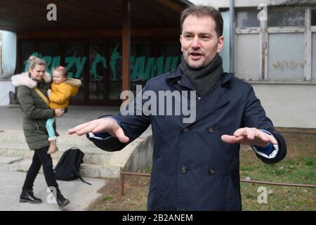 Trnava, Slowakei. Februar 2020. Igor Matovic, Vorsitzender des Einfachen Volkes und Unabhängiger Persönlichkeiten (Olano), spricht nach seiner Abstimmung bei den slowakischen Parlamentswahlen am 29. Februar 2020 in Trnava, Slowakei, vor Journalisten. Credit: Ondrej Deml/CTK Photo/Alamy Live News Stockfoto