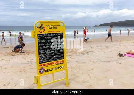 Der australische Strandbericht enthält Details zu den Wetterbedingungen am Hauptstrand in Byron Bay, New South Wales, Australien Stockfoto