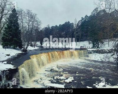 Keila-Wasserfall im Winter, Estland Stockfoto