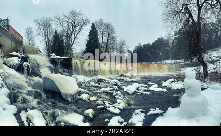 Keila-Wasserfall im Winter, Estland Stockfoto