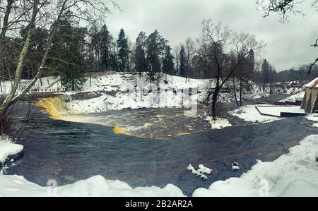 Keila-Wasserfall im Winter, Estland Stockfoto