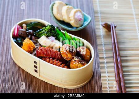 Japanische bento-box mit Fleischbällchen, Wurst und Gemüse Stockfoto