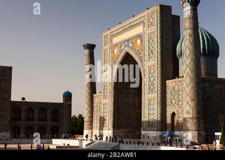 Sher-Dor Madrasa, Registran Square, Samarkand, Usbekistan, Zentralasien, Asien Stockfoto