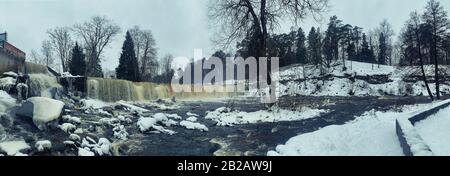 Keila-Wasserfall im Winter, Estland Stockfoto