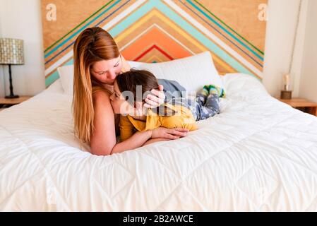 Porträt einer Mutter und Tochter, die auf einem Bett liegen Stockfoto