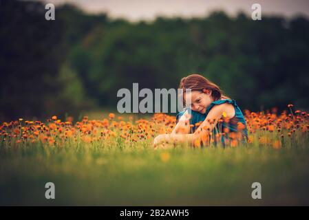 Glückliches Mädchen auf einer Wiese mit Wildblumen, USA Stockfoto
