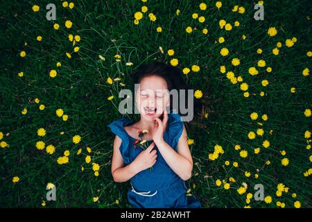 Blick auf ein glückliches Mädchen auf einer Wiese mit Wildblumen, USA Stockfoto