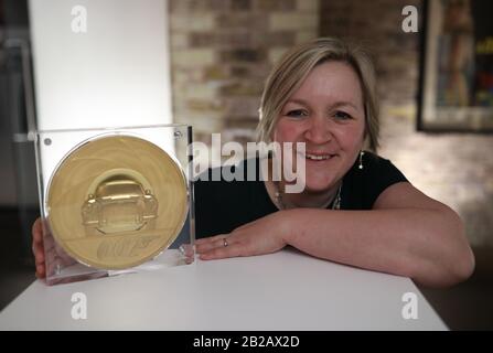 Royal Mint Designerin Laura Clancy, Der eine einzigartige James-Bond-Münze mit 7 Kilo Gold entworfen hat - die größte Münze mit dem höchsten Nominalwert, die in der 1,100-jährigen Geschichte der Münzstätte hergestellt wurde - während der Einführung einer neuen James-Bond-Münze und einer Goldbarren-Kollektion vor der Veröffentlichung des 25. James Bond Film, No Time to die, bei der Bond in Motion Ausstellung im London Film Museum, London. PA-Foto. Bilddatum: Montag, 2. März 2020. Siehe PA Story MONEY Bond. Bildnachweis sollte lauten: Yui Mok/PA Wire Stockfoto