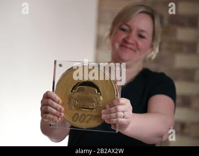 Royal Mint Designerin Laura Clancy, Der eine einzigartige James-Bond-Münze mit 7 Kilo Gold entworfen hat - die größte Münze mit dem höchsten Nominalwert, die in der 1,100-jährigen Geschichte der Münzstätte hergestellt wurde - während der Einführung einer neuen James-Bond-Münze und einer Goldbarren-Kollektion vor der Veröffentlichung des 25. James Bond Film, No Time to die, bei der Bond in Motion Ausstellung im London Film Museum, London. PA-Foto. Bilddatum: Montag, 2. März 2020. Siehe PA Story MONEY Bond. Bildnachweis sollte lauten: Yui Mok/PA Wire Stockfoto