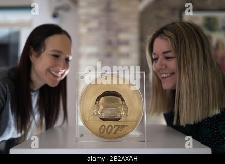 Eine einzigartige 7 Kilo goldene James-Bond-Münze, die von der Royal Mint Designerin Laura Clancy entworfen wurde - die größte Münze mit dem höchsten Nennwert, die in der 1.100-jährigen Geschichte des Mint produziert werden soll - während der Einführung einer neuen James-Bond-Münze und einer Goldbar-Sammlung vor dem Start Die Veröffentlichung des 25. James-Bond-Films "No Time To die" in der Ausstellung "Bond in Motion" im London Film Museum, London. PA Foto. Bilddatum: Montag, 2. März 2020. Siehe PA Story MONEY Bond. Der Fotokredit sollte lauten: Yui Mok/PA Wire Stockfoto