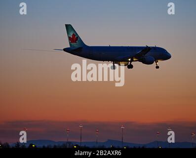 19. Februar 2020, Richmond, British Columbia, Kanada: Ein Air Canada Airbus A320 (C-FPDN), eingangiger Jet landet in der Dämmerung, Vancouver International Airport. (Bild: © Bayne Stanley/ZUMA Wire) Stockfoto