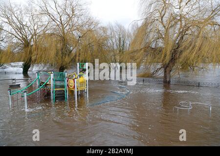 Spielbereich der Kinder überflutet in Wharfedale Wiesen Otley während des Sturms Dennis 09-02-2020 Stockfoto