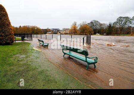 Der River Wharfe umgibt den Fußweg in Wharfedale Meadows Otley, West Yorkshire 09-02-2020 Stockfoto