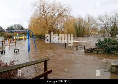 Der River Wharfe umhüllt den Spielbereich der Kinder in Wharfedale Meadows Otley als Folge von Storm Dennis 09-02-2020 Stockfoto