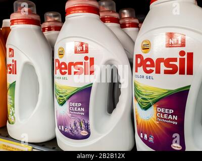 Moskau, Russland - Februar 23. 2020. Persil - Gel zum Waschen von Kleidung auf einem Regal in Selgros Cash and Carry Shop Stockfoto