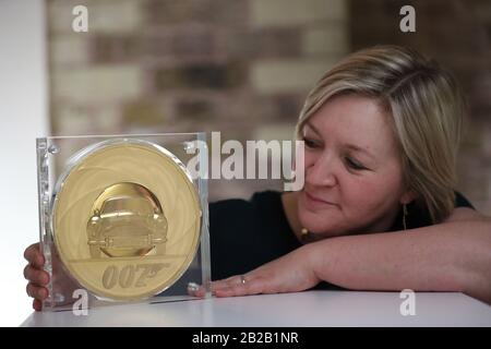 Neuübertragung - Hinzufügen eines Nennwerts der Münze. Royal Mint Designerin Laura Clancy, die eine einzigartige 7 Kilo Gold James Bond Münze entworfen hat - die die größte Münze mit dem höchsten Nennwert von 7.000 £ist. Produziert in der 1.100-jährigen Geschichte des Mint - während der Einführung einer neuen James Bond Coin- und Goldbar-Sammlung vor der Veröffentlichung des 25. James-Bond-Films "No Time To die" in der Ausstellung "Bond in Motion" im London Film Museum. Stockfoto