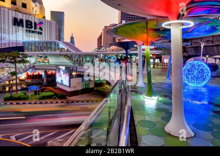 Überdachte Fußgängerbrücke über die Phaya Thai Road, Bangkok, Thailand Stockfoto