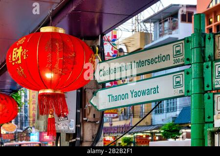 Schilder in der Yaowarat Road, Bangkok, Thailand Stockfoto