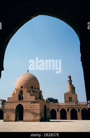 Reisefotografien - Brunnen und Ziggurat Minarett der Moschee von Ibn Tulun im islamischen Kairo in der Stadt Kairo in Ägypten Nordafrika Naher Osten Stockfoto