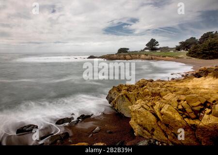 Die Wellen stürzen entlang der Küste in der Nähe von San Simeon, Kalifornien, ab.