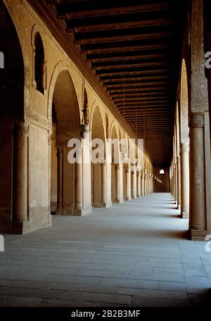 Reisefotografien - Arkaden der Moschee von Ibn Tulun im islamischen Kairo in der Stadt Kairo in Ägypten im Nahen Osten Nordafrikas Stockfoto