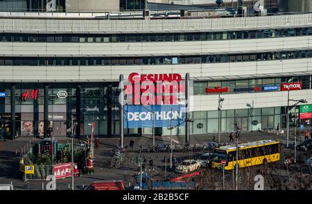 Berlin, Deutschland. Dezember 2019. Fahrzeuge stehen vor dem Gesundbrunnen-Center. Credit: Paul Zinken / dpa / Alamy Live News Stockfoto
