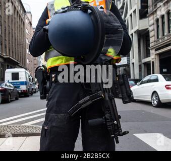 Berlin, Deutschland. Dez 2019. Ein Polizeibeamter steht mit einer Maschinenpistole an einem Einsatzort. Credit: Paul Zinken / dpa / Alamy Live News Stockfoto