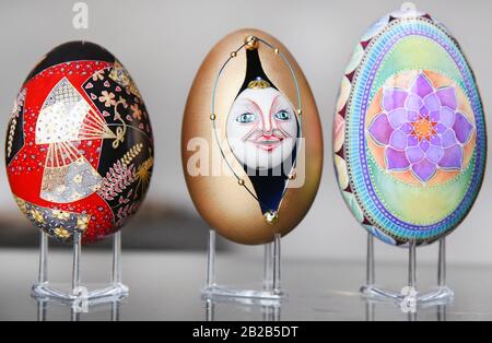 Februar 2020, Sachsen, Leipzig: In einem Schaufenster der Sammlerin und Ostereier-Künstlerin Kerstin Dischereit gibt es Eier einer türkei, einer Ente und einer Gans (l-r), die von Amateurmalern aus Kanada und den USA (r) dekoriert wurden. Kerstin Dischereit hat aus der ganzen Welt rund 5000, zum Teil ungewöhnlich geformte Ostereier von Straußeneiern 12-17 Zentimeter Größe, emu-eier 13 Zentimeter Größe, Enteneier 9 Zentimeter Größe und Schneckeneier einige Millimeter Größe gesammelt. Der gelernte Kalliograph ist seit über 20 Jahren selbst als Eierkünstler bekannt, ist bereits de Stockfoto