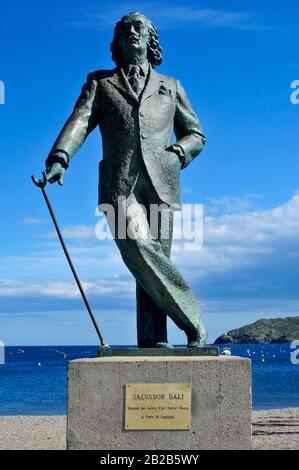 Cadaques, SPANIEN - 20. MAI: Detail einer lebensgroßen Statue aus Bronze an den berühmten Salvador Dali am 20. Mai 2015 in Cadaques, Spanien. Diese kleine Stadt an der Costa Stockfoto