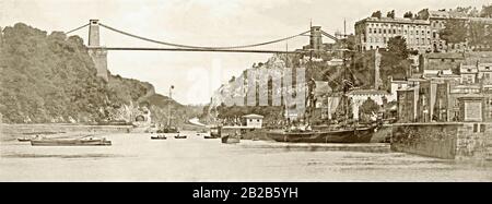 Clifton Suspension Bridge über der Avon Gorge, Bristol, England, Großbritannien ca. Dieser Blick blickt nach Westen, den Avon von der Seite der Brücke in Bristol hinunter, mit einem geschäftigen Flussverkehr unterhalb der Brücke und Segelschiffen. Die Brücke wurde vom viktorianischen Ingenieur Isambard Kingdom Brunel entworfen und die Arbeiten begannen im Jahr 1831 an den Zwillingstürmen. Geldprobleme führten dazu, dass bis zum Jahr 1843 nur die Steintürme vorhanden waren. Nach Brunels Tod im Jahr 1859 wurden die Pläne überarbeitet und die Arbeiten begannen erneut. Clifton öffnete sich 1864 für den Verkehr. Stockfoto