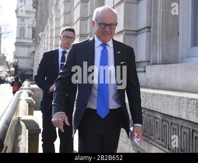 Der Botschafter der Vereinigten Staaten im Vereinigten Königreich Woody Johnson kommt beim Kabinettsbüro in London an, um ein Treffen des Notfallkomitees der Regierung Cobra zur Diskussion von Coronavirus zu vereinbaren. Stockfoto