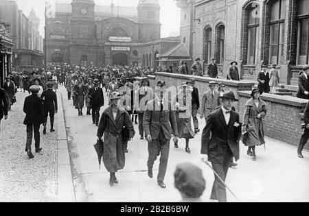 Büroangestellte der 20er Jahre auf dem Weg zur Arbeit verlassen den Potsdamer Ringbahnhof in Berlin. Stockfoto