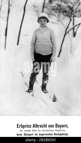 Der Erbprinz Albrecht von Bayern Skifahren in den bayerischen Alpen. Er steht mit seinen Skiern im Tiefschnee. Prinz Albrecht von Bayern ist der Sohn des bayerischen Kronprinzen Rupprecht aus dem Wittelsbacher Adelsgeschlechts. Stockfoto