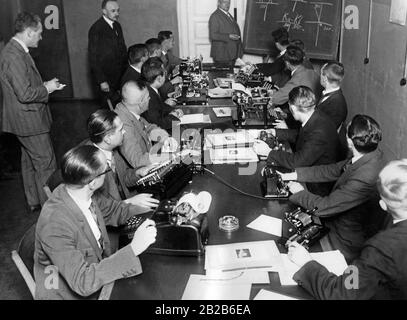 Klassenzimmer im Organizations-Institut in Berlin, wo die älteren Büroangestellten praktische und theoretische Einweisung in die Arbeit mit neuen Geräten (Schreibmaschine und Rechenmaschine) erhalten. Stockfoto