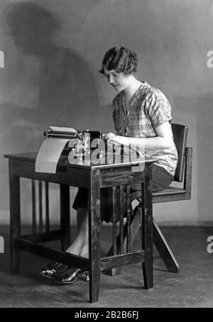 Büroangestellter an der Schreibmaschine im Jahr 1925. Stockfoto