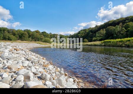 Der River Wharfe fließt durch Lower Graßwood bei Grassington im Craven District in North Yorkshire Stockfoto