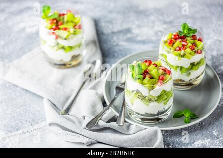 Gesunde Mahlzeit aus Granola, Joghurt und Kiwi-Früchten. Köstliches Frühstück. Traditioneller amerikanischer Imbiss. Stockfoto