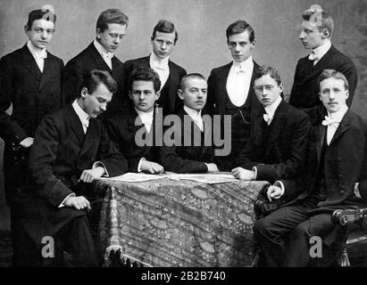 Abiturienten des Realgymnasiums (Gymnasium) in Duisburg. Zweiter von rechts stehend, der spätere Admiral und Chef der Verteidigung des Dritten Reiches, Wilhelm Canaris. Wegen seines Kontakts mit dem Widerstand gegen den Nationalsozialismus wurde er 1945 im Konzentrationslager Flossenbuerg gehängt. Stockfoto